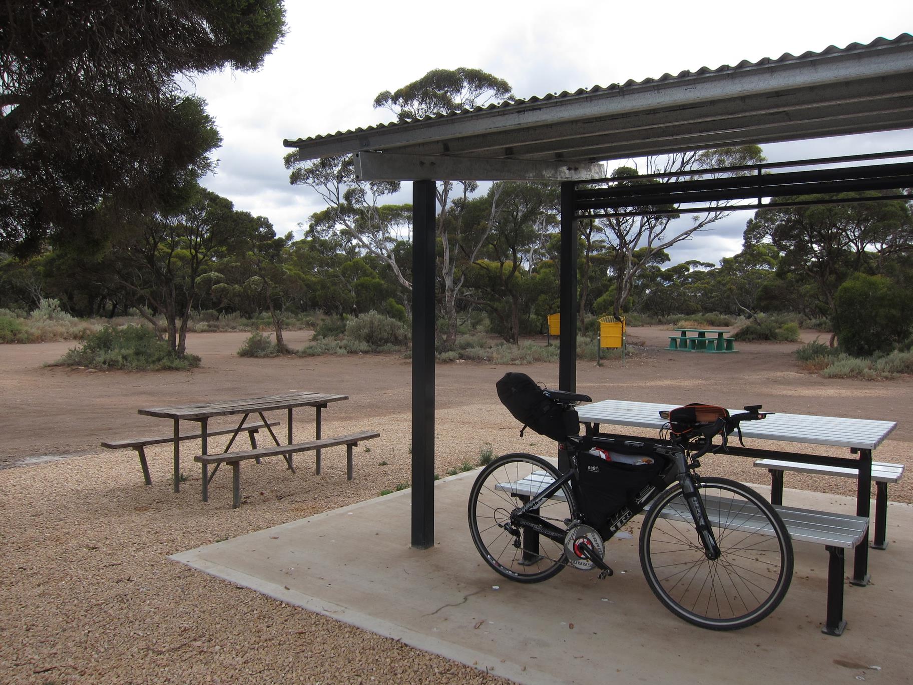 Typical rest area on the Eyre highway: just benches and (when you're lucky) a roof for some shade.